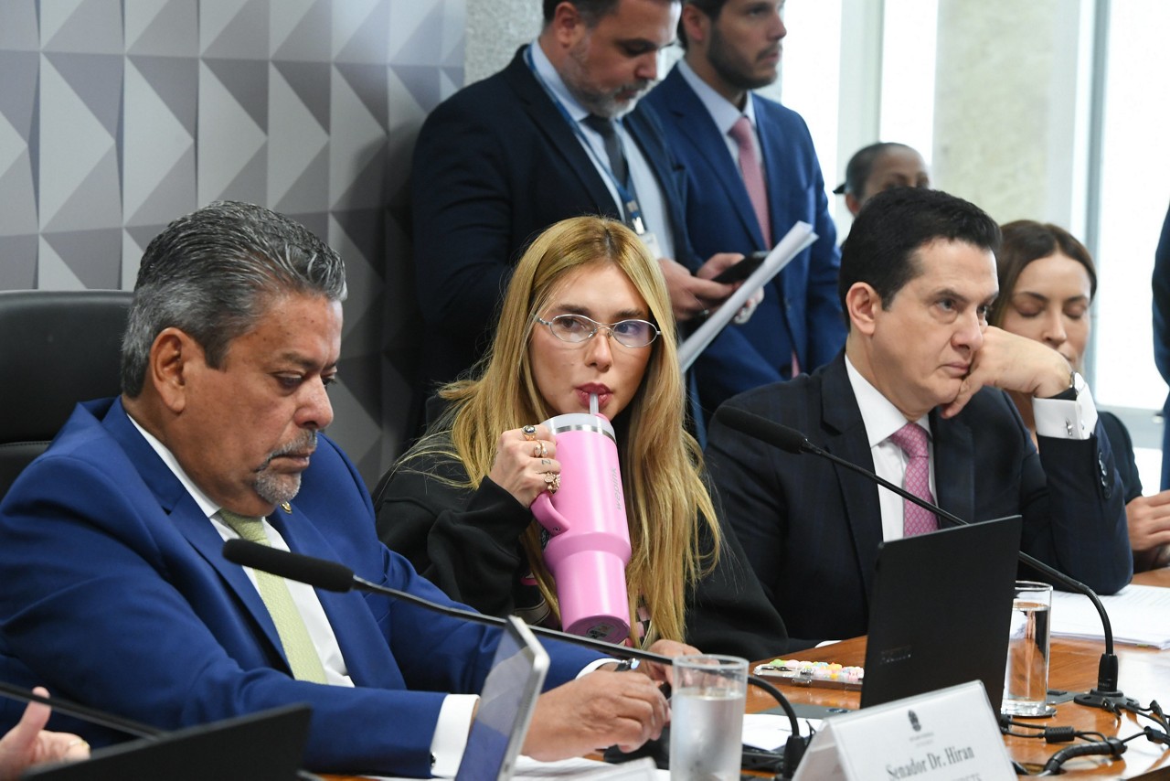 A influenciadora Virginia Fonseca presta depoimento, nesta terça-feira (13), na CPI das Bets do Senado. 