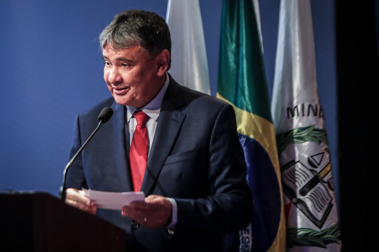 Ministro do Desenvolvimento Social, Wellington Dias, afirmou em entrevista que governo estuda reajuste do Bolsa Família; Casa Civil negou discussão sobre a medida