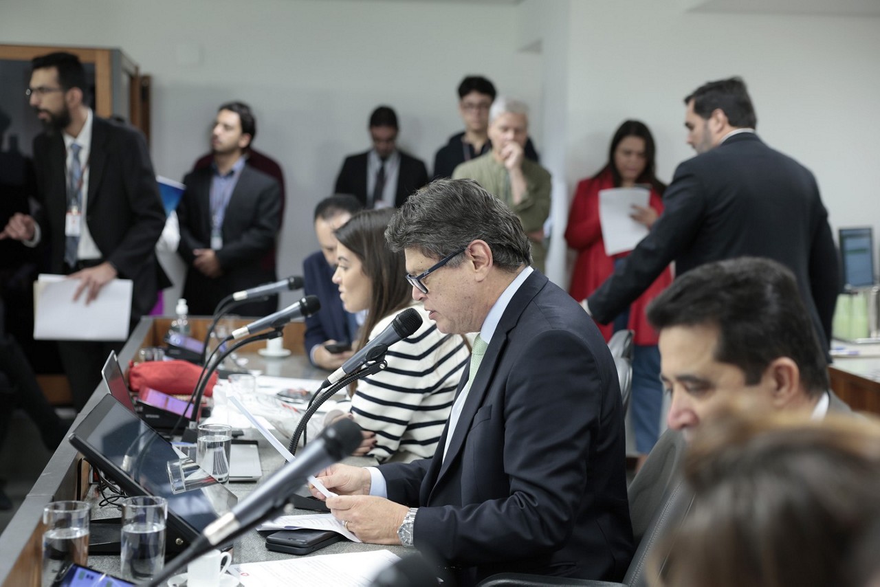 O relatório do presidente da Comissão de Fiscalização Financeira e Orçamentária, Zé Guilherme (PP), manteve as alterações feitas mais cedo pelo relator na Comissão de istração Pública, Charles Santos (Republicanos)