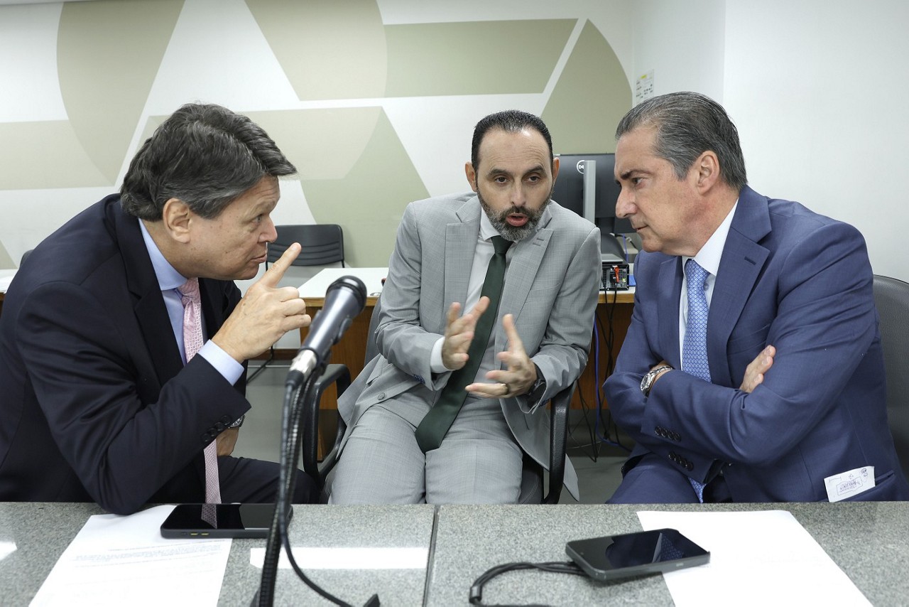 O presidente da Comissão de Fiscalização Financeira, Zé Guilherme (PP, à esq.), o líder da oposição, Ulysses Gomes (PT, centro), e o líder do governo, João Magalhães (MDB, à dir.), durante a sessão desta segunda (9 de junho)