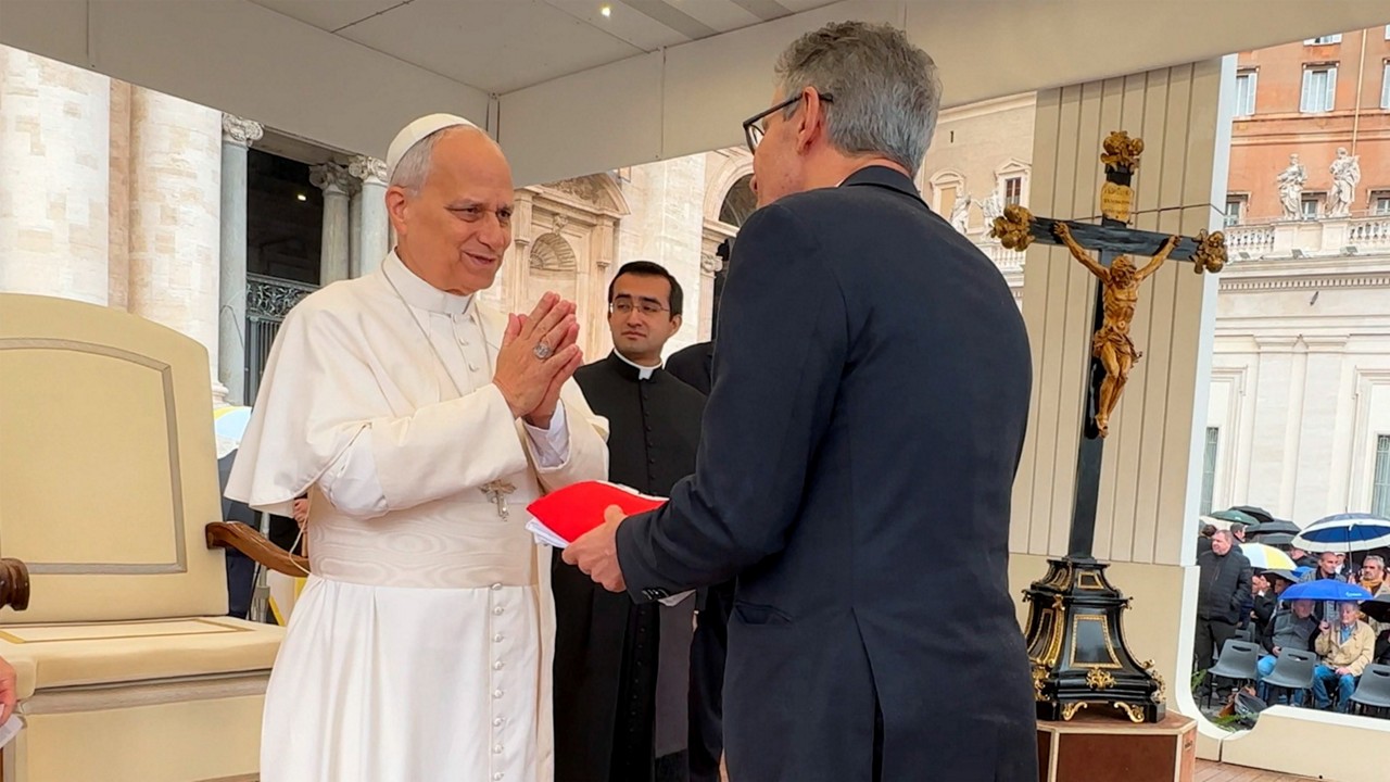 Zema leva café, queijo e doce de leite para Leão XIV no Vaticano