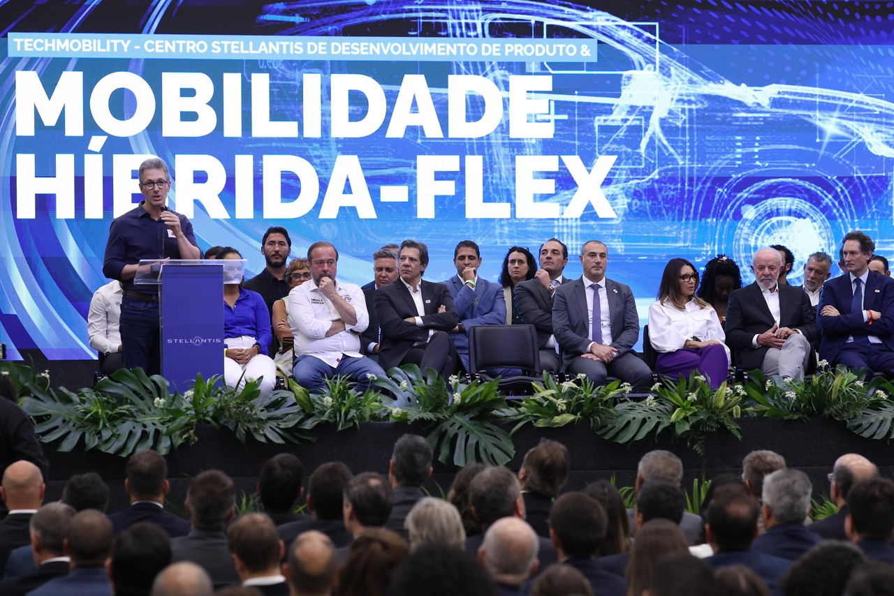 Lula e Zema participam de anúncio de investimentos pela Stellantis em Betim, na Grande Belo Horizonte