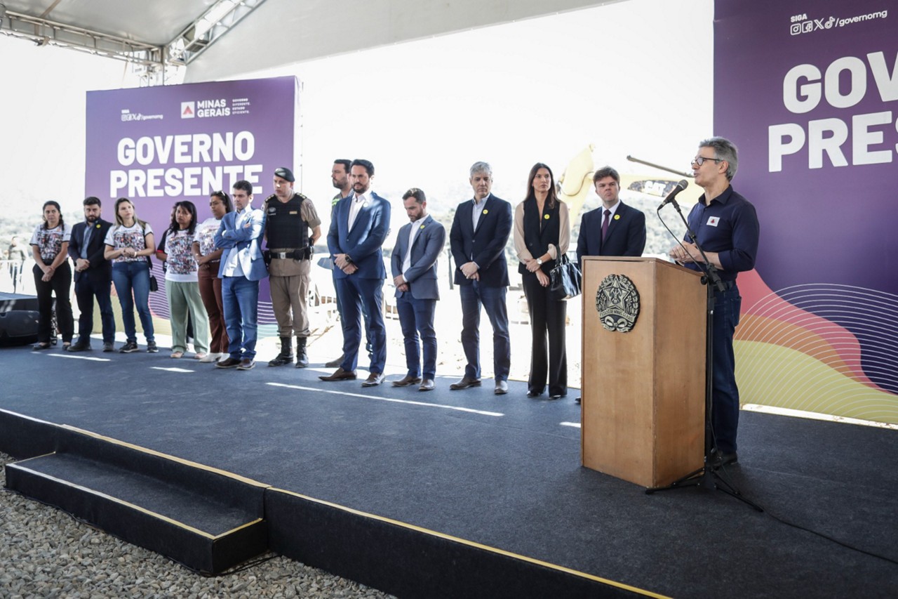 Governador Romeu Zema (Novo) no Distrito Industrial de Brumadinho, nesta segunda-feira (12), onde anunciou a duplicação da MG-040