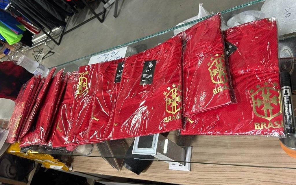 Polícia apreendeu camisas vermelhas da Seleção (Foto: Divulgação/Polícia Civil)