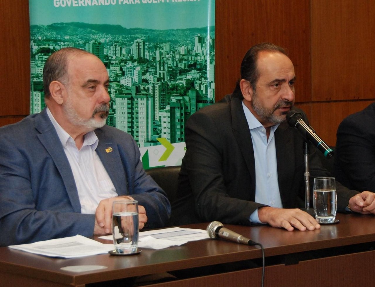 Kalil entre Fuad e Jackson Machado Pinto em novembro de 2017, quando a PBH anunciou quitação de dívida na área da saúde