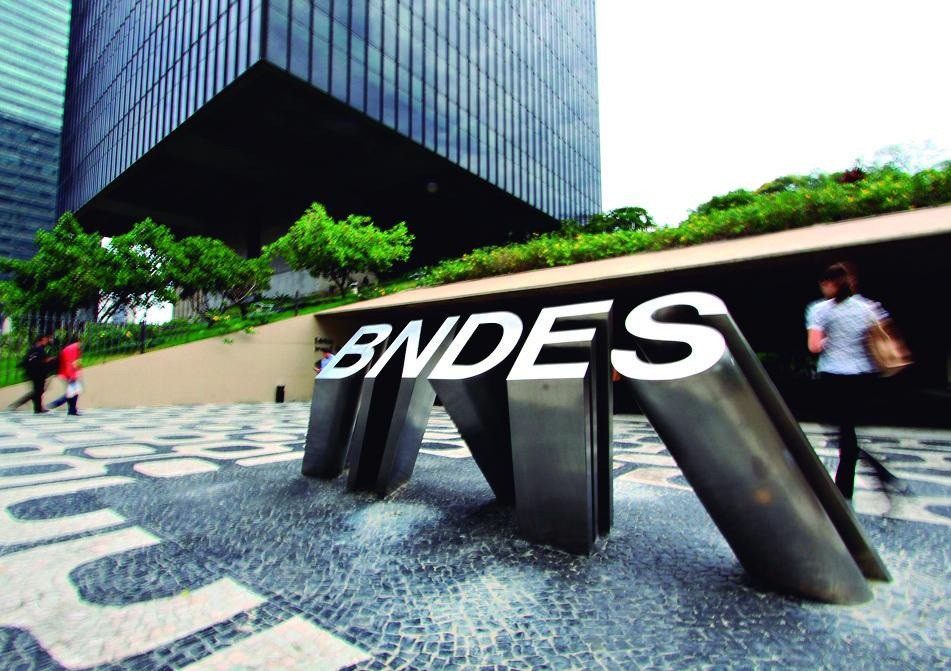 O Plano Safra visa fomentar a produção agrícola no Brasil através de empréstimos do BNDES com juros bem baixos