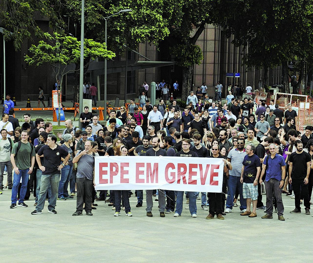 Do outro lado. Enquanto gastos elevados com veículos são feitos, funcionários da empresa estatal estão em greve por melhoria salarial