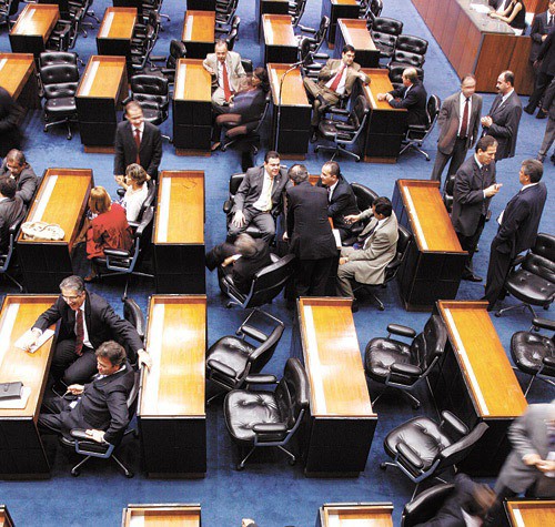 Plataforma que avalia o desempenho de parlamentares é premiada pela ABRIG por sua contribuição à transparência e à ética no cenário político.