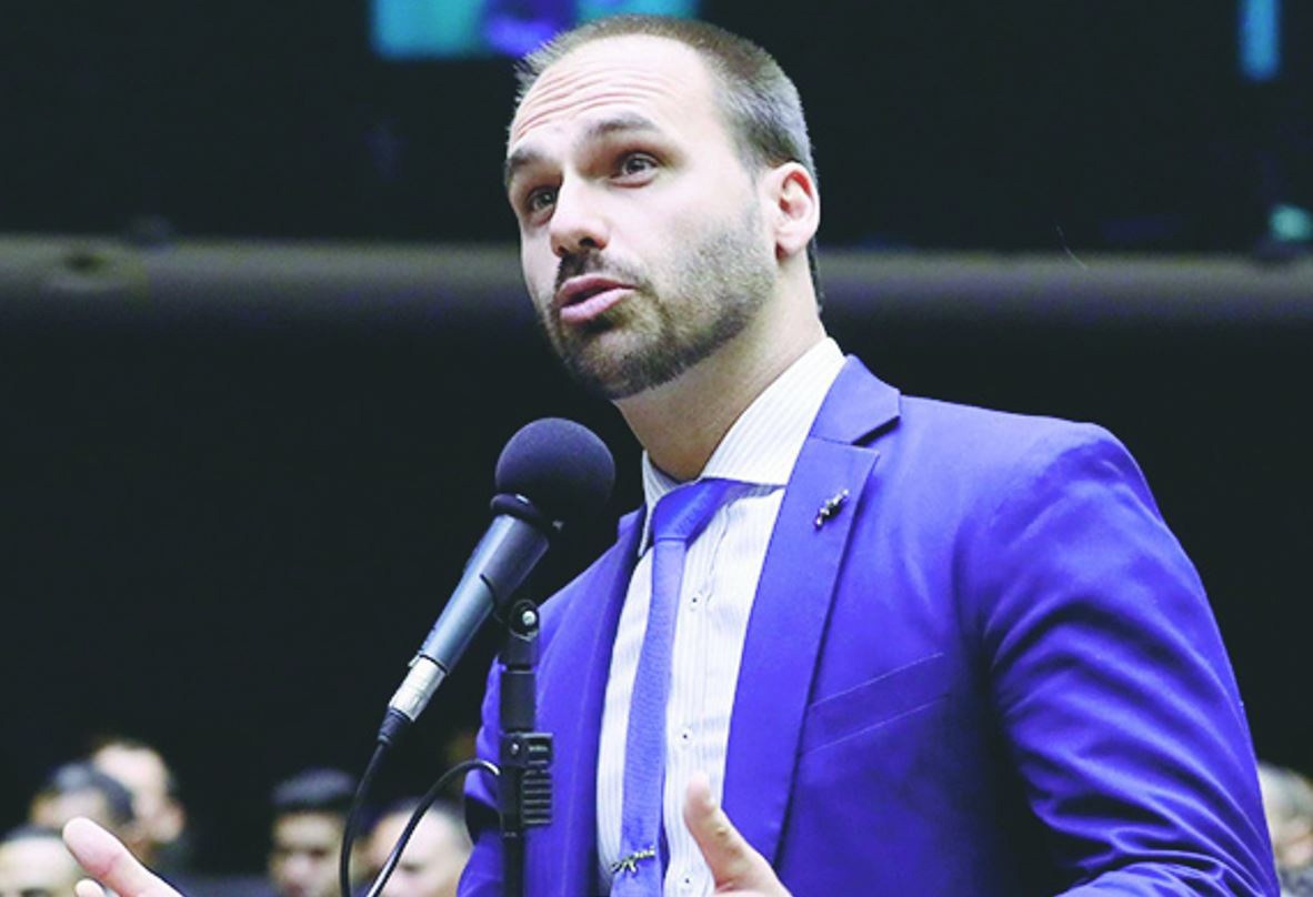 Deputado Eduardo Bolsonaro (PL-SP) quer exercer mandato à distância para evitar cassação por falta