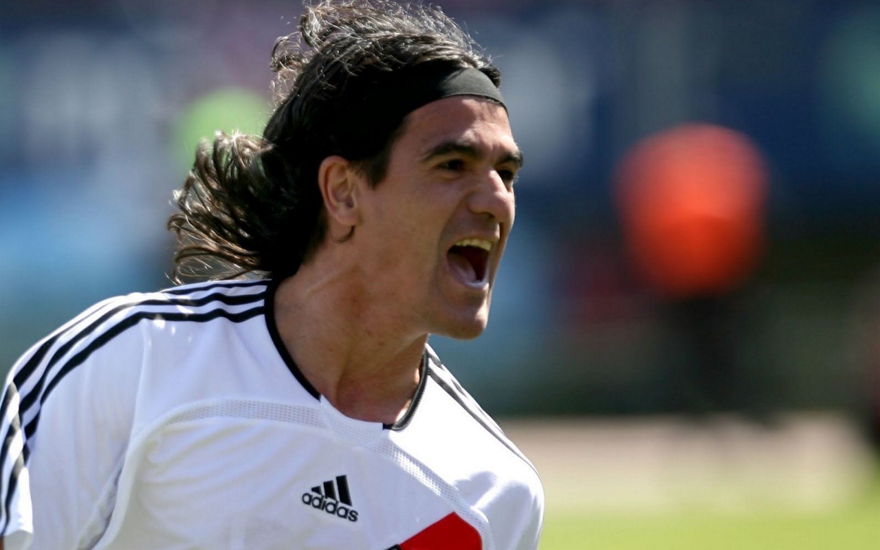 Ariel Ortega, ex-meia da Argentina, segue ligado ao futebol e mantém sua conexão com o River Plate. (Foto; River Plate)
