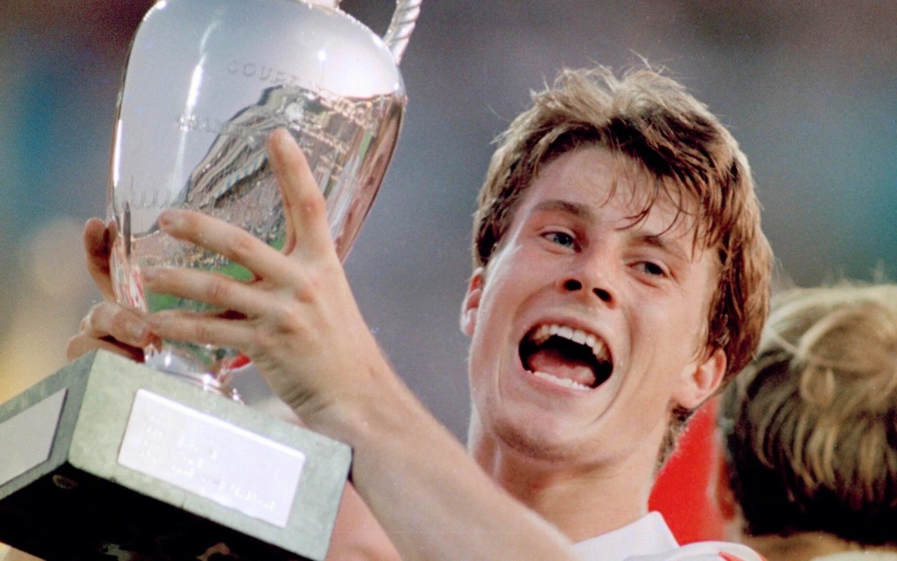 Brian Laudrup em ação pela Dinamarca, onde se consagrou como um dos maiores ídolos do futebol. (UEFA)