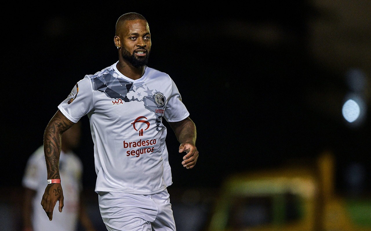 Dedé em ação durante partida amistosa, depois de pendurar as chuteiras. (Thiago Ribeiro/AGIF)
