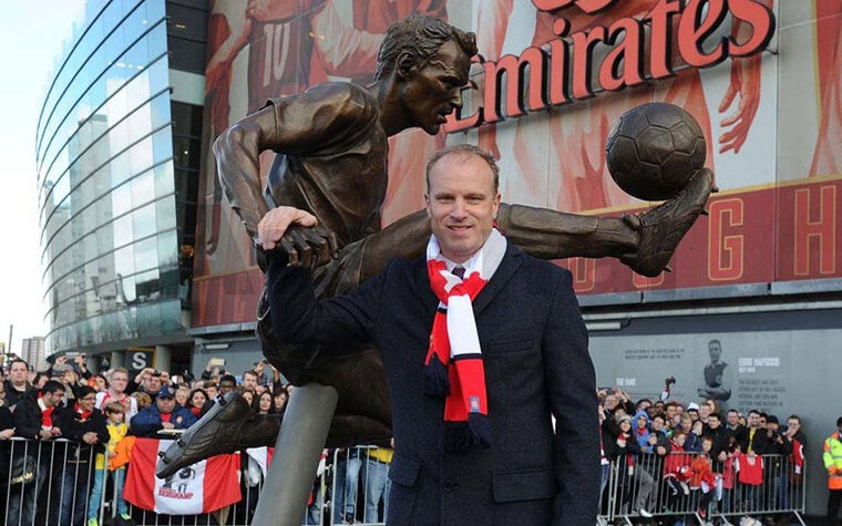 Dennis Bergkamp durante a inauguração de sua estátua no Emirates Stadium, homenagem à sua brilhante carreira no Arsenal. (Foto: Arsenal)