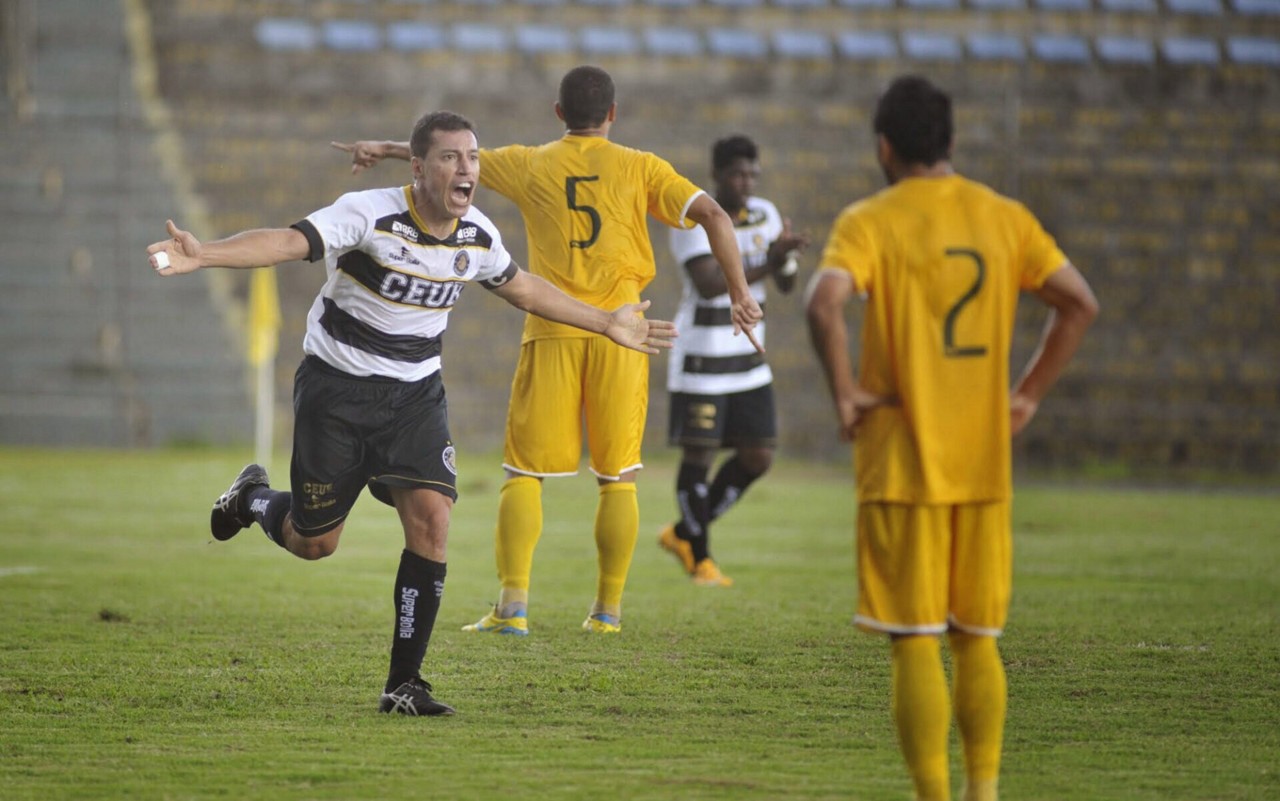 Dimba, ex-Goiás e Flamengo, comemora um de seus muitos gols durante a carreira. (Foto: Sobradinho)