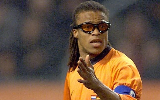 Edgar Davids durante partida da Holanda. Óculos usados em campo marcaram carreira do atleta. (AFP)