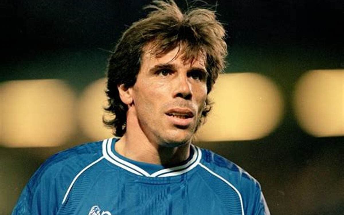 Gianfranco Zola em sua passagem pelo Chelsea, onde se consagrou como um dos maiores ídolos da história do clube. (Chelsea FC)