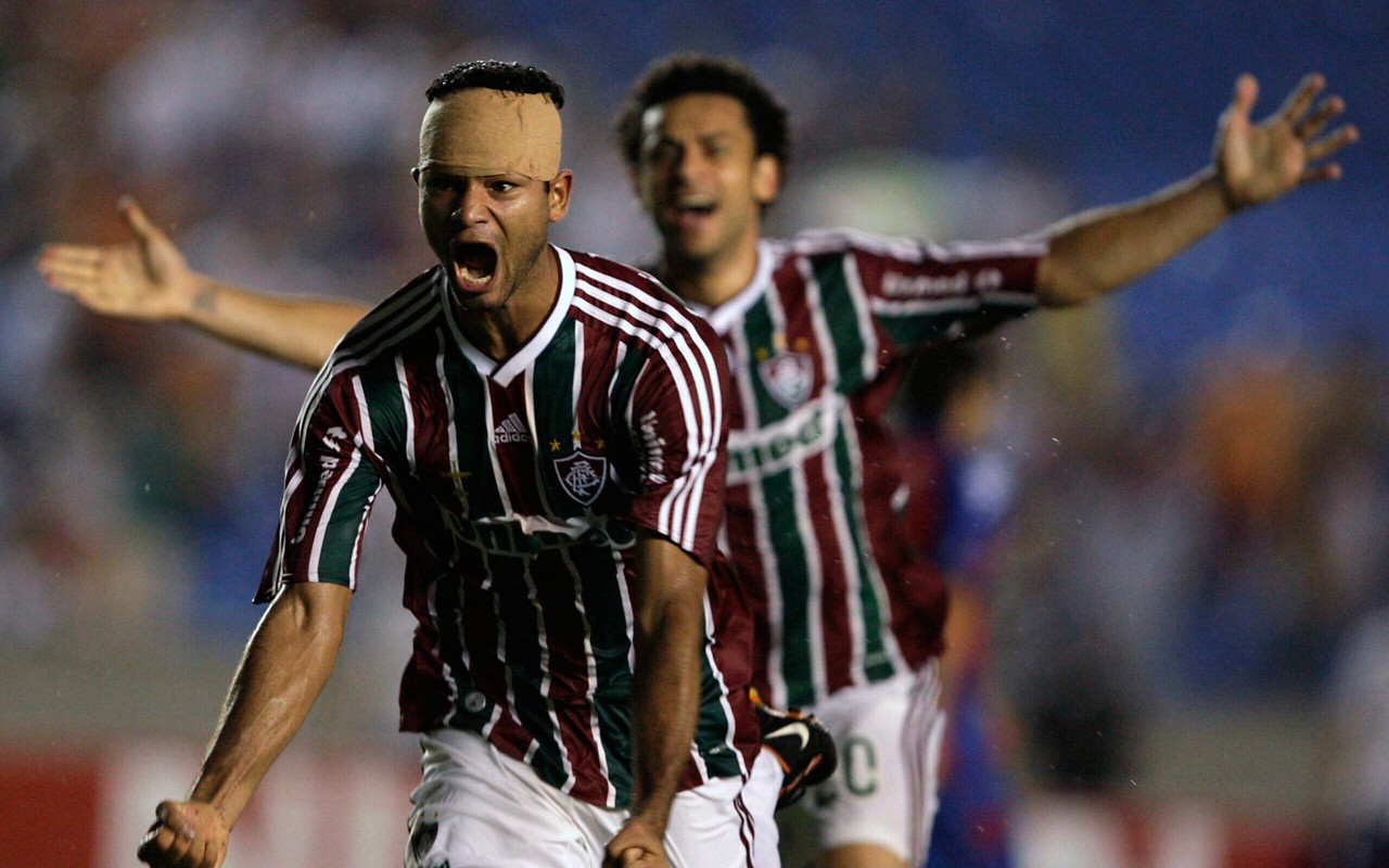Gum celebra gol com a camisa do Fluminense, clube onde virou ídolo. (REUTERS/Sergio Moraes)