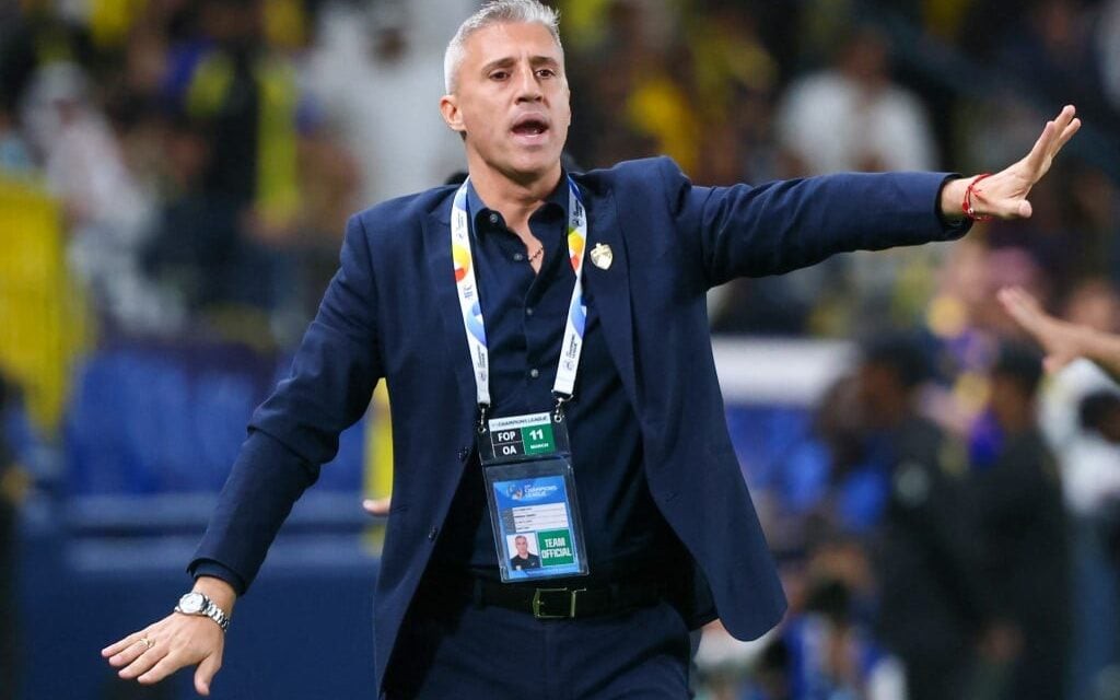 Hernán Crespo em sua atual fase como treinador, continuando seu legado no futebol. (Foto: FAYEZ NURELDINE/ AFP)