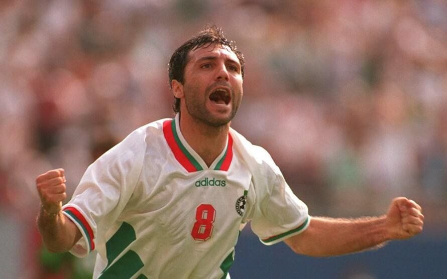 Hristo Stoichkov, ídolo da Bulgária e do Barcelona, segue atuando como comentarista esportivo após a aposentadoria. (Foto: FIFA)