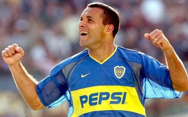 Iarley em 2004: o atacante cearense teve agens marcantes por Paysandu, Boca Juniors, Inter e Goiás. (AFP)