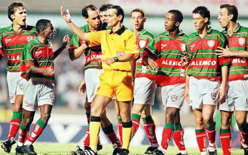 Javier Castrilli, conhecido como "El Sheriff", durante sua carreira como árbitro. (Foto: Arquivo)