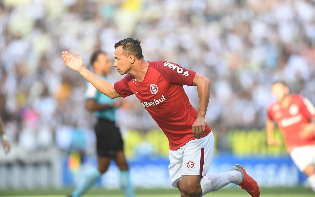 Leandro Damião atuando pelo Internacional em 2013, onde se tornou o 10º maior artilheiro da história do clube. (Foto: Internacional)