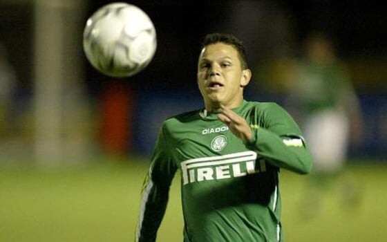 Muñoz em ação pelo Palmeiras, onde jogou por cinco temporadas e conquistou a Série B em 2003. (Foto: Arquivo Lance)