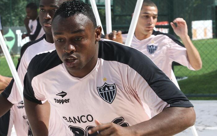 Obina durante treinamento do Atlético-MG, clube no qual teve passagem apagada. (Foto: Atlético-MG)
