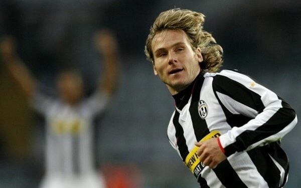 Ídolo da Juventus e símbolo do futebol tcheco, Nedvěd encantou a Europa com sua garra, técnica e gols de longa distância. (Foto: Juventus)
