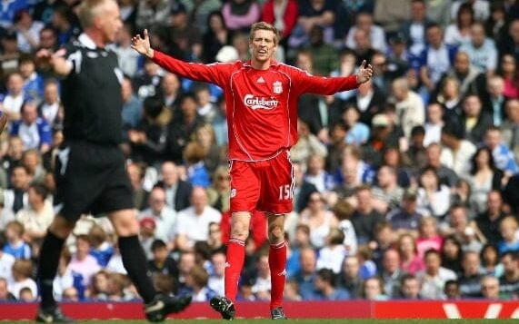 Peter Crouch fez história com sua altura incomum, gols de cabeça e bom humor. Saiba por onde está Peter Crouch. (Foto: AFP)