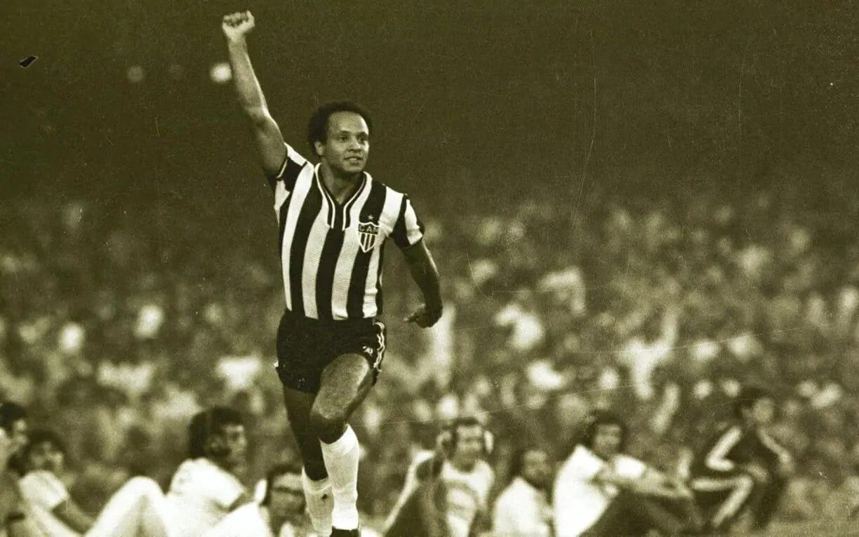 Reinaldo com a camisa do Atlético-MG, celebrando um de seus muitos gols pelo clube. (Foto: Atlético-MG)