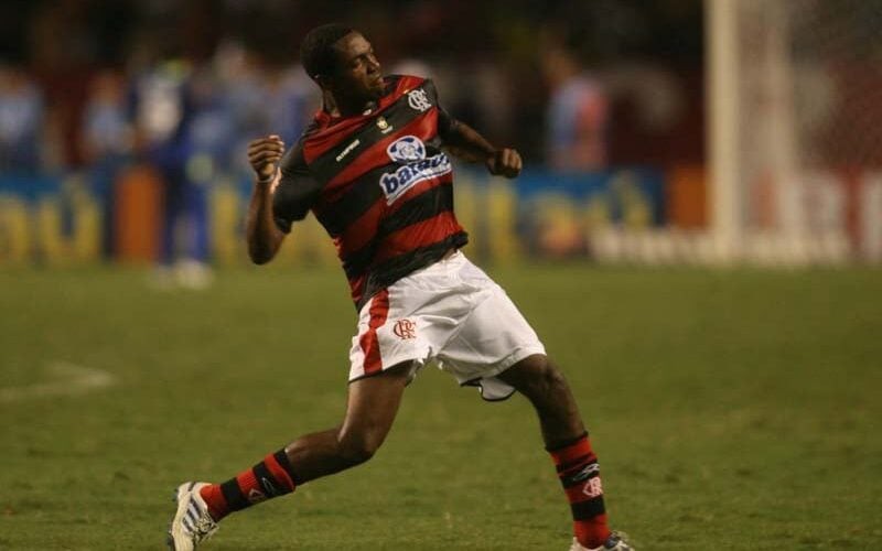 Renato Abreu em ação pelo Flamengo, clube onde se tornou ídolo com gols de falta e atuações decisivas. (Foto: Paulo Sergio/Lancepress!)