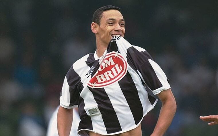 Ricardo Oliveira durante sua passagem pelo Santos, onde marcou seu nome. (Foto/Arquivo Santos FC)