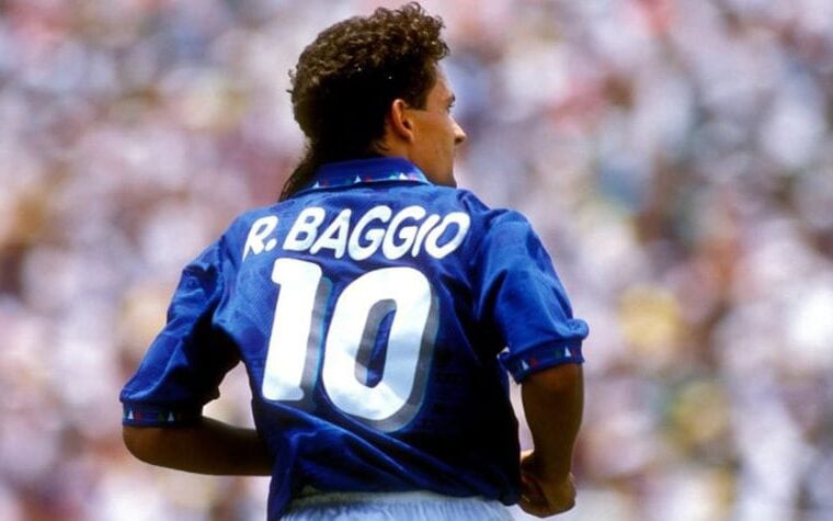 Roberto Baggio, lenda do futebol italiano, vive uma vida tranquila após a aposentadoria, focado em causas sociais e familiares. (Foto: Reprodução / Fanpage.it)
