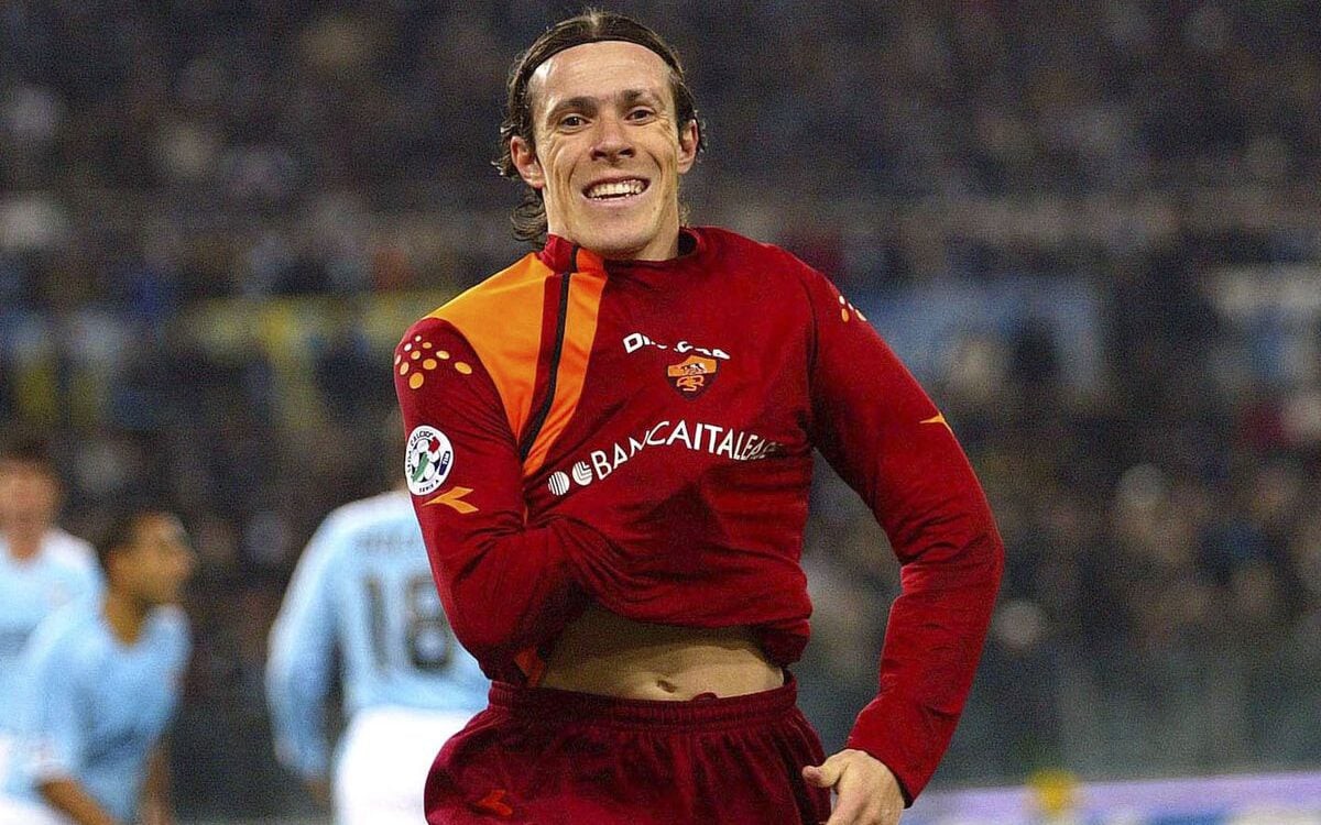 Rodrigo Taddei com a camisa da Roma, clube onde viveu os melhores momentos de sua carreira. (Foto: Roma)