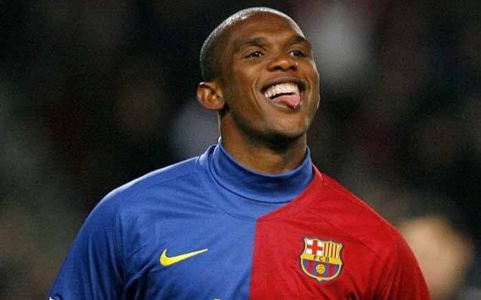 Samuel Eto'o em ação pelo Barcelona, clube onde brilhou e conquistou títulos importantes. (Foto: JOSEP LAGO / AFP)