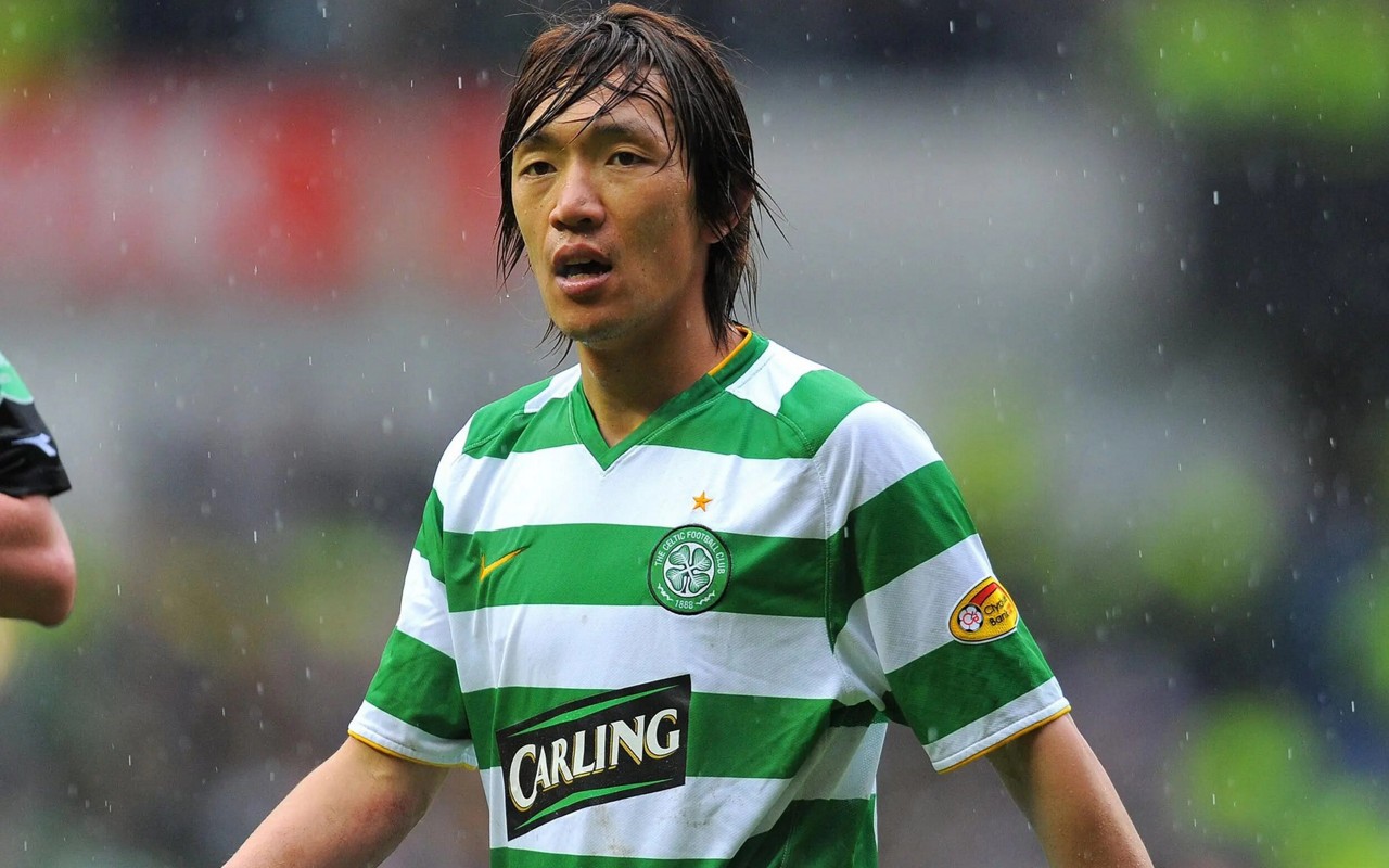 Shunsuke Nakamura pela seleção do Japão, em 2008. Exímio cobrador de faltas, marcou 24 gols em 98 jogos pela equipe nacional.