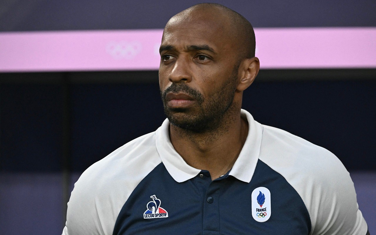 Thierry Henry em ação pelo Arsenal, clube onde se tornou ídolo e maior artilheiro da história. (Philippe LOPEZ / AFP)