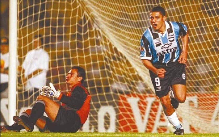 Zé Alcino comemora gol pelo Grêmio na década de 1990; atacante virou ídolo da torcida tricolor (Foto: Grêmio)