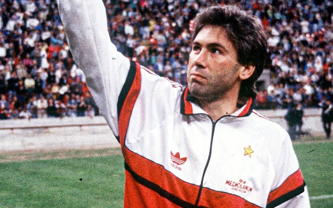 Carlo Ancelotti em ação pelo Milan: clube onde encerrou a carreira como jogador e iniciou sua jornada como lenda do futebol europeu. (Foto: Reprodução/Milan)