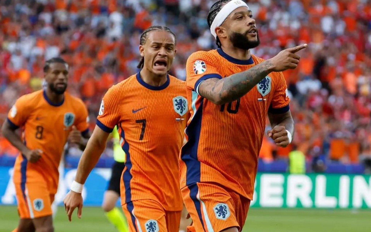 A Holanda em campo com seu tradicional uniforme laranja, símbolo da Casa de Orange-Nassau e da identidade nacional esportiva. (Odd ANDERSEN / AFP)