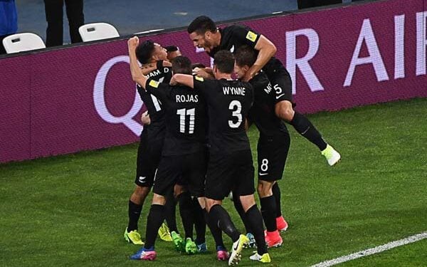 Seleção da Nova Zelândia entra em campo com o tradicional uniforme preto, ícone cultural e esportivo do país. (Foto: Patrik Stollarz / AFP)