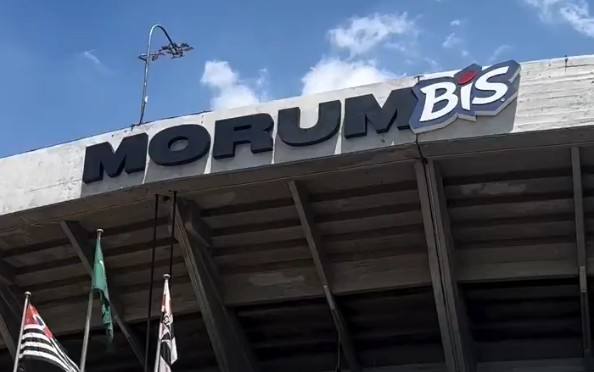 Fachada do estádio com novo letreiro “MorumBIS”; parceria entre São Paulo FC e a marca Bis vai até 2026 e rende R$ 75 milhões ao clube. (Foto: Reprodução/ X / @rai54__)