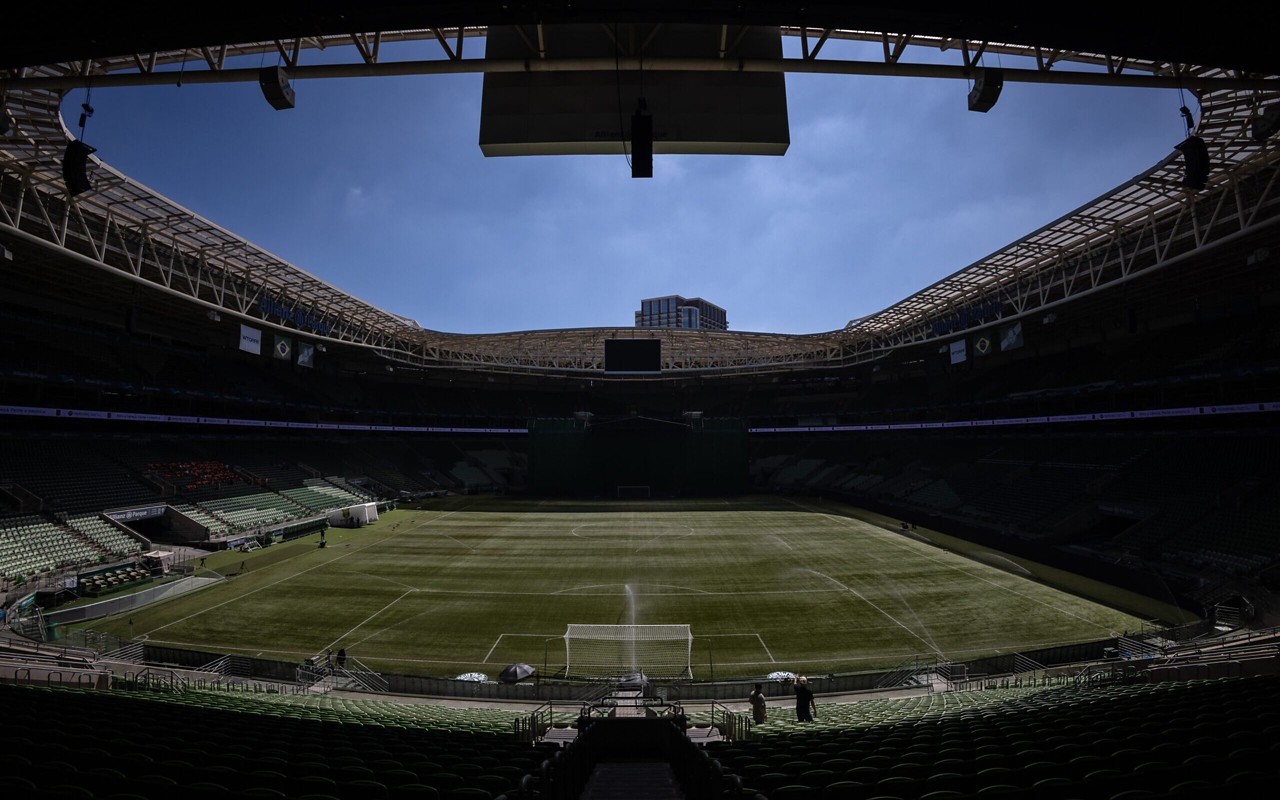 Allianz Parque iluminado à noite; estádio do Palmeiras leva o nome da seguradora alemã por meio de contrato de naming rights. (Foto: Ettore Chiereguini/AGIF)