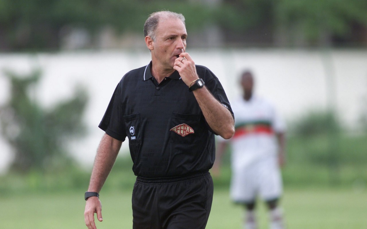 Árbitro de futebol utilizando apito para sinalizar decisões durante a partida. (Foto: Arquivo L!)