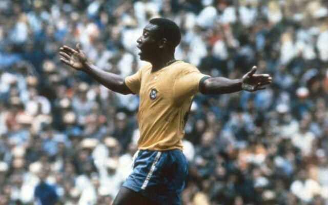 Pelé durante a Copa do Mundo no México em 1970, simbolizando o domínio brasileiro no futebol mundial. (FIFA)