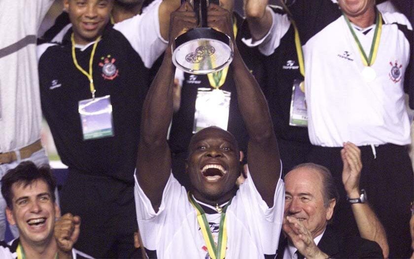 Jogadores do Corinthians levantam o troféu após a vitória nos pênaltis sobre o Vasco, no Maracanã, garantindo o título do primeiro Mundial de Clubes da FIFA, em janeiro de 2000. (Foto: Julio César Guimarães/Lancepress)
