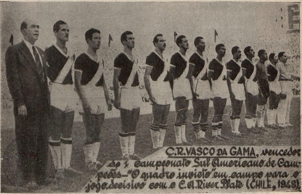 Time do Vasco posa no Estádio Nacional de Santiago após garantir o título do Campeonato Sul-Americano de Campeões de 1948, de forma invicta. (Acervo do Vasco)