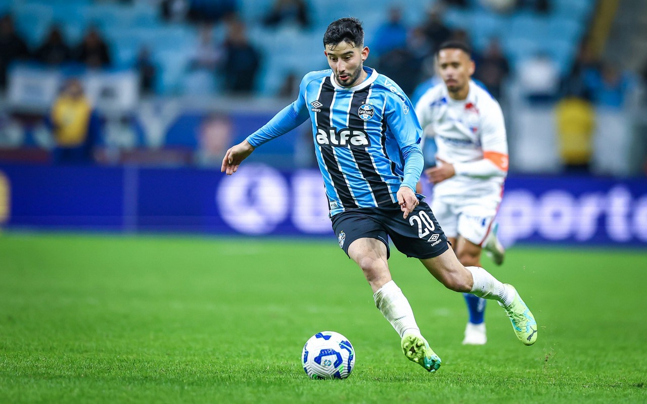 Villasanti com a bola na vitória do Grêmio sobre o Fortaleza. (Foto: Lucas Uebel/Grêmio FBPA)