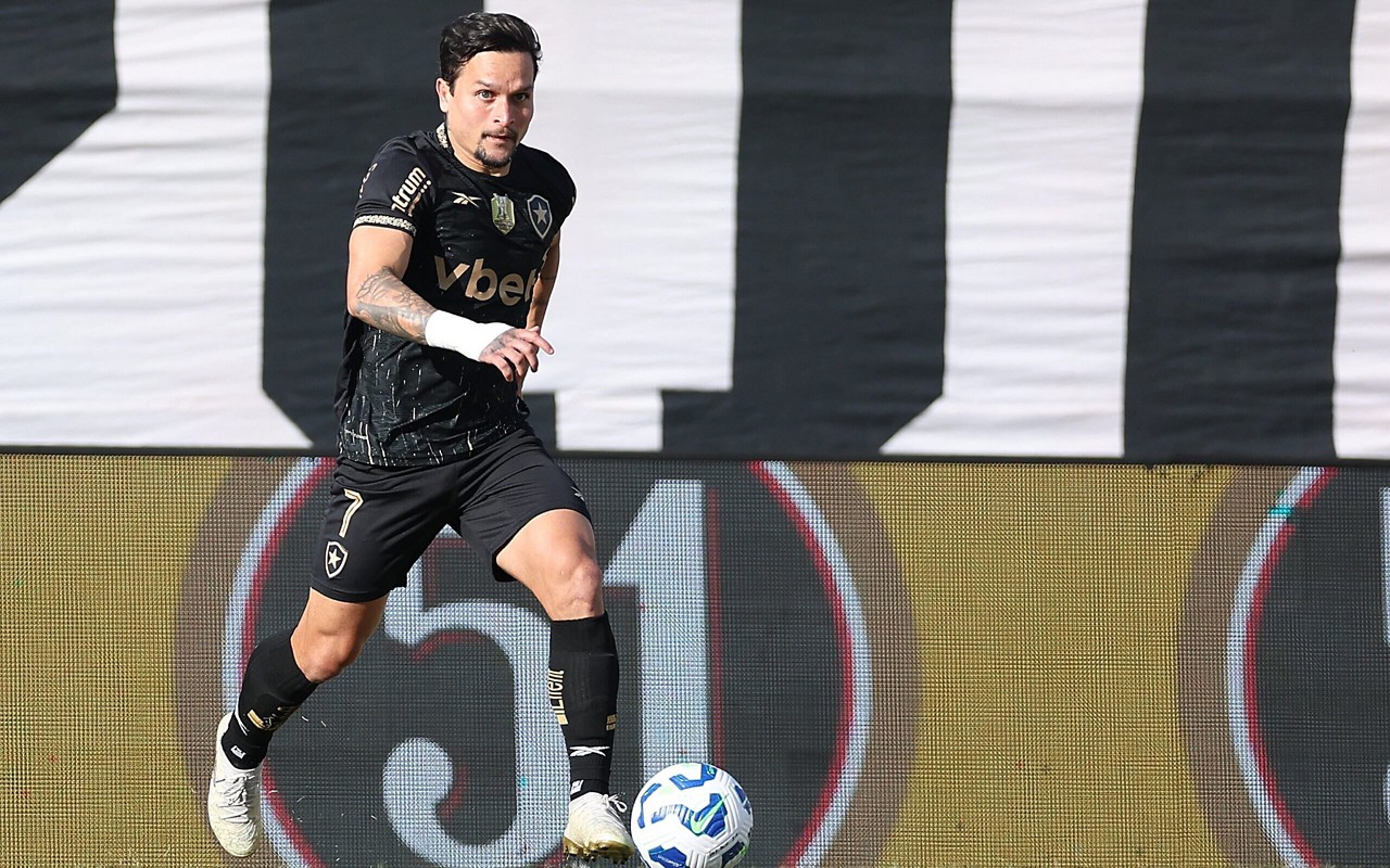 Artur em ação na derrota do Botafogo para o Bragantino (Foto: Vítor Silva/Botafogo)